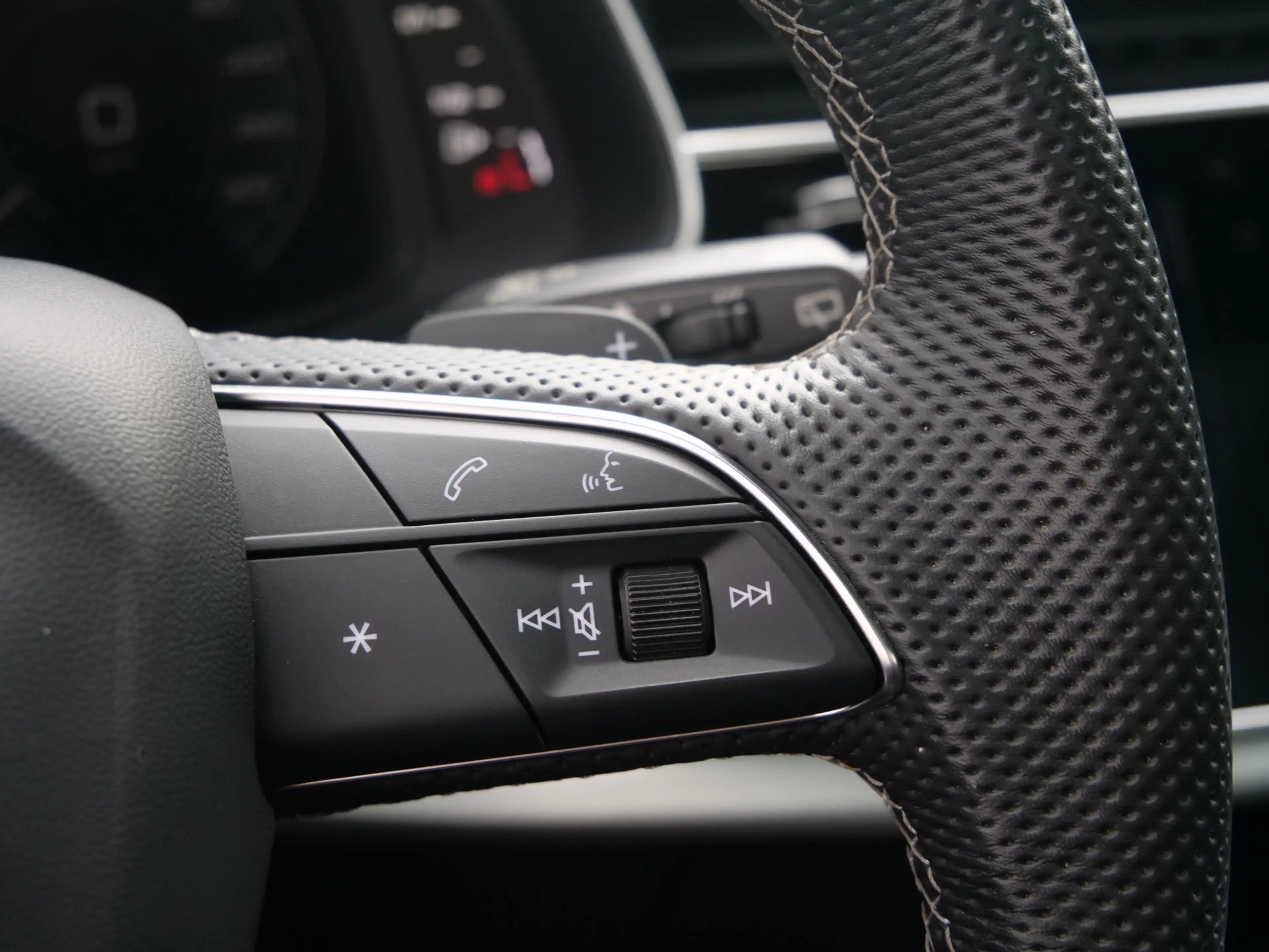 Audi Q8 55 TFSI e-hybrid quattro Black Line 394 Pk Automaa — photo 21