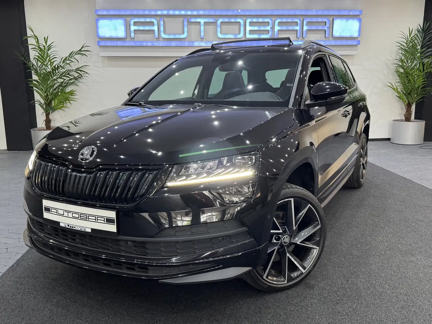 Skoda Karoq 1.5 TSI DSG SPORT*PANO*ACC*KAM*DIG-DISPLAY Schwarz - 1