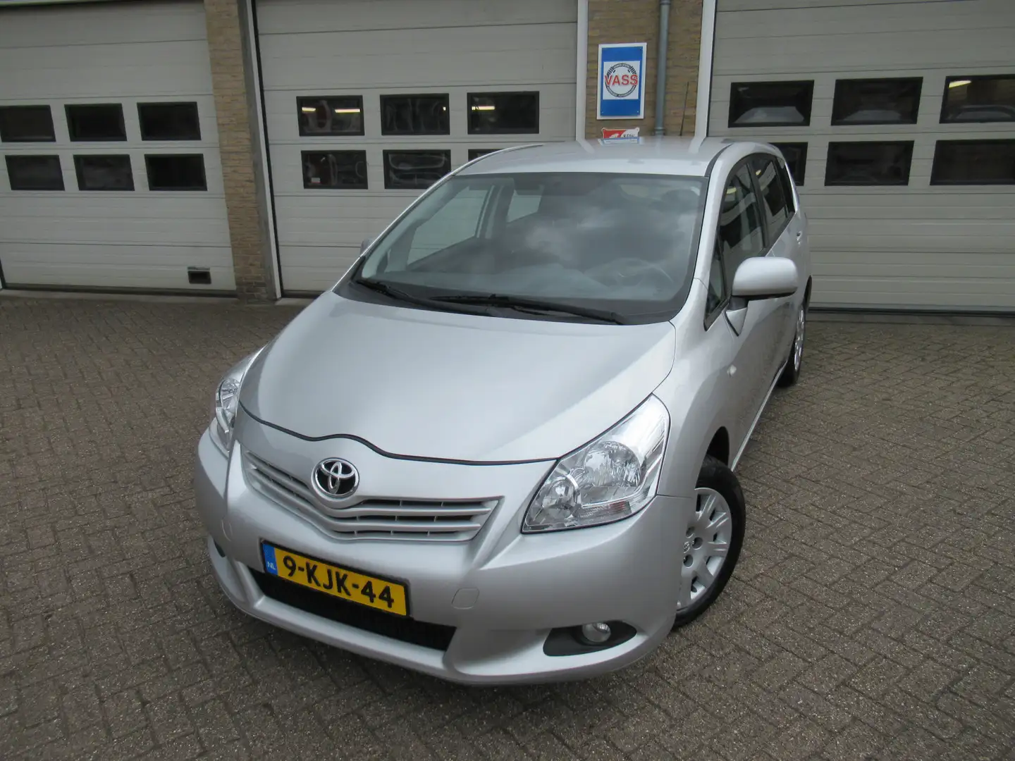 Toyota Verso 1.8 VVT-i Aspiration 7p. Grijs - 1