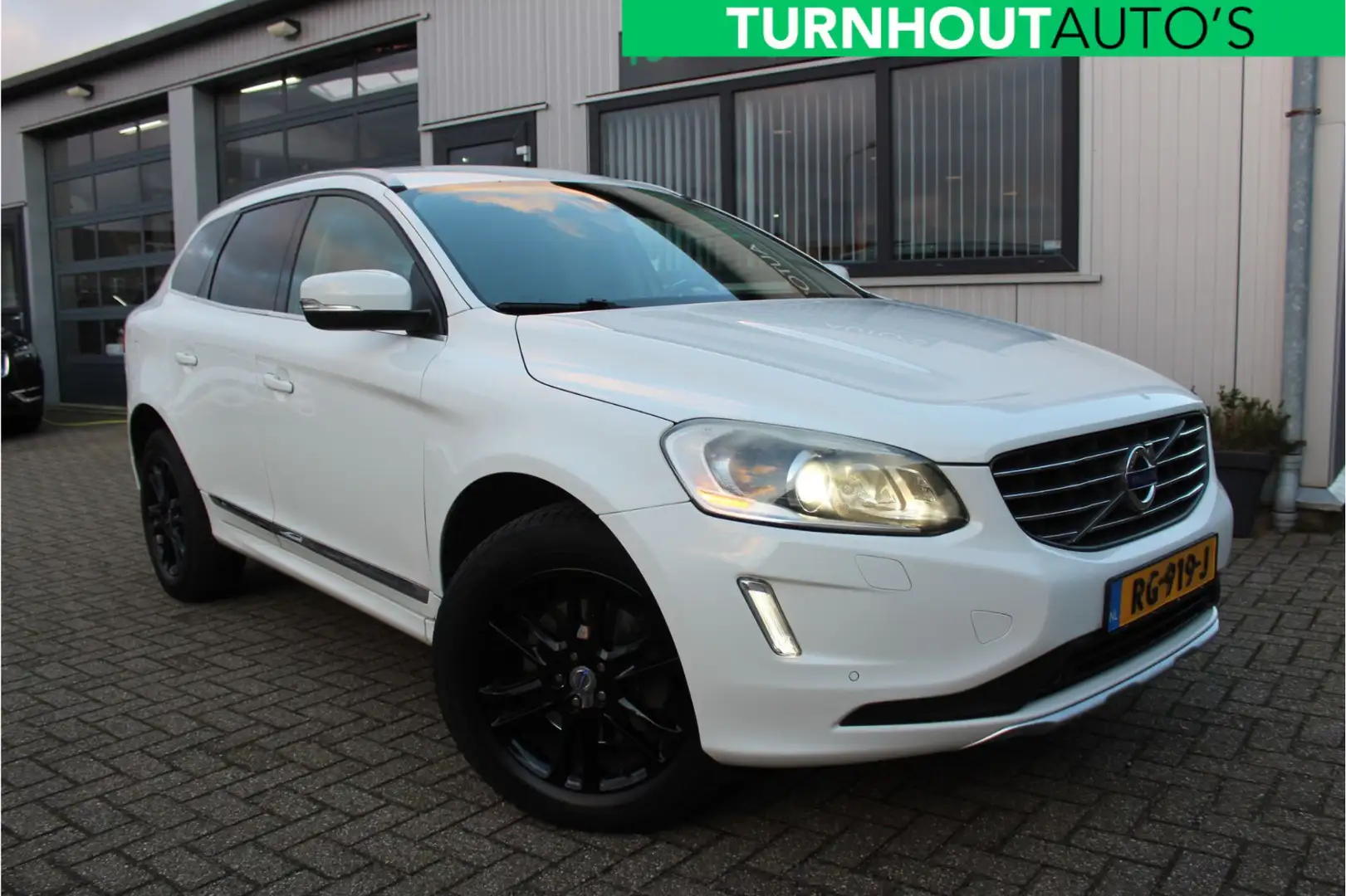Volvo XC60 2.0 D3 Summum 5 CILINDER | Cam | Verwarmde stoelen Wit - 1