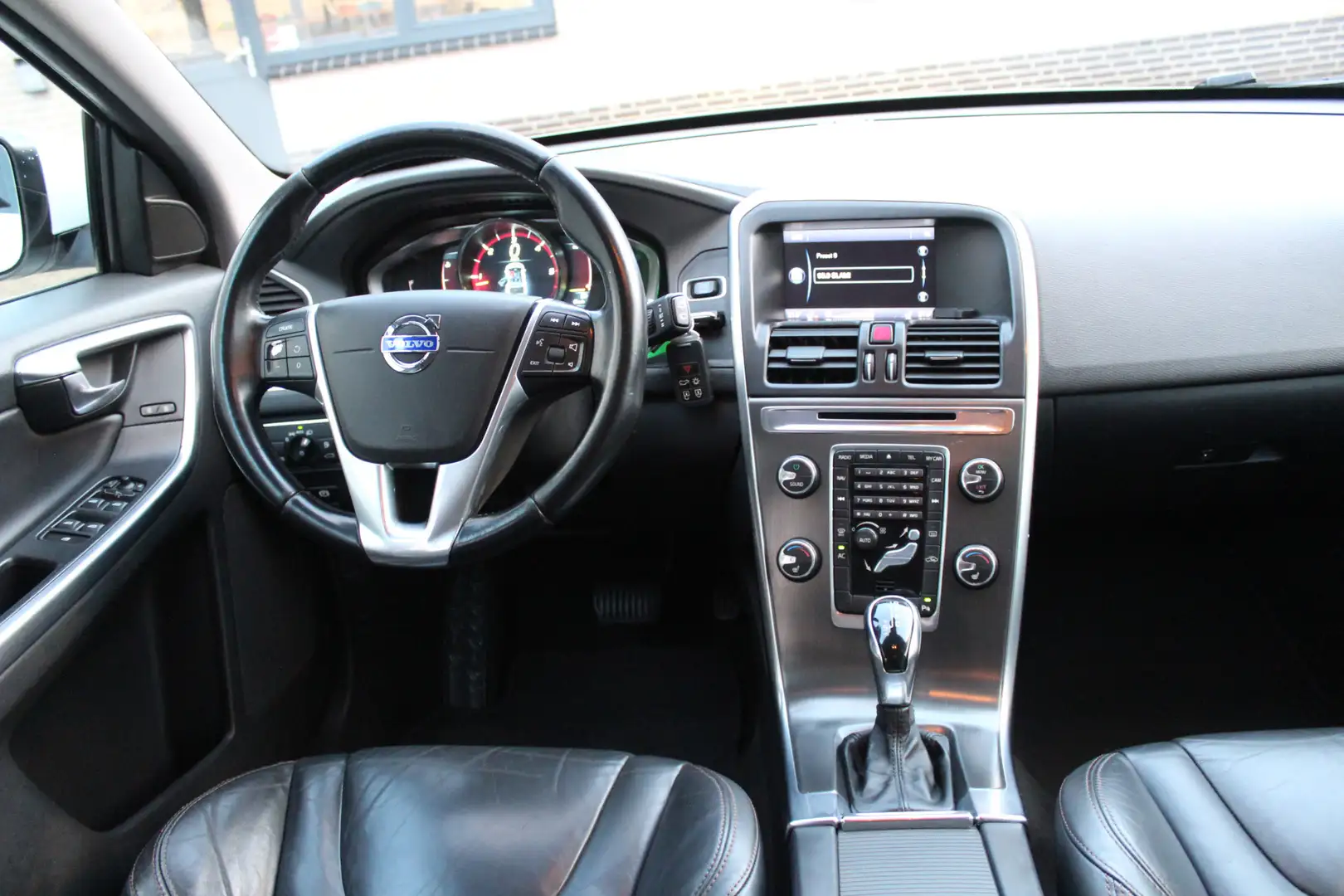 Volvo XC60 2.0 D3 Summum 5 CILINDER | Cam | Verwarmde stoelen Wit - 2