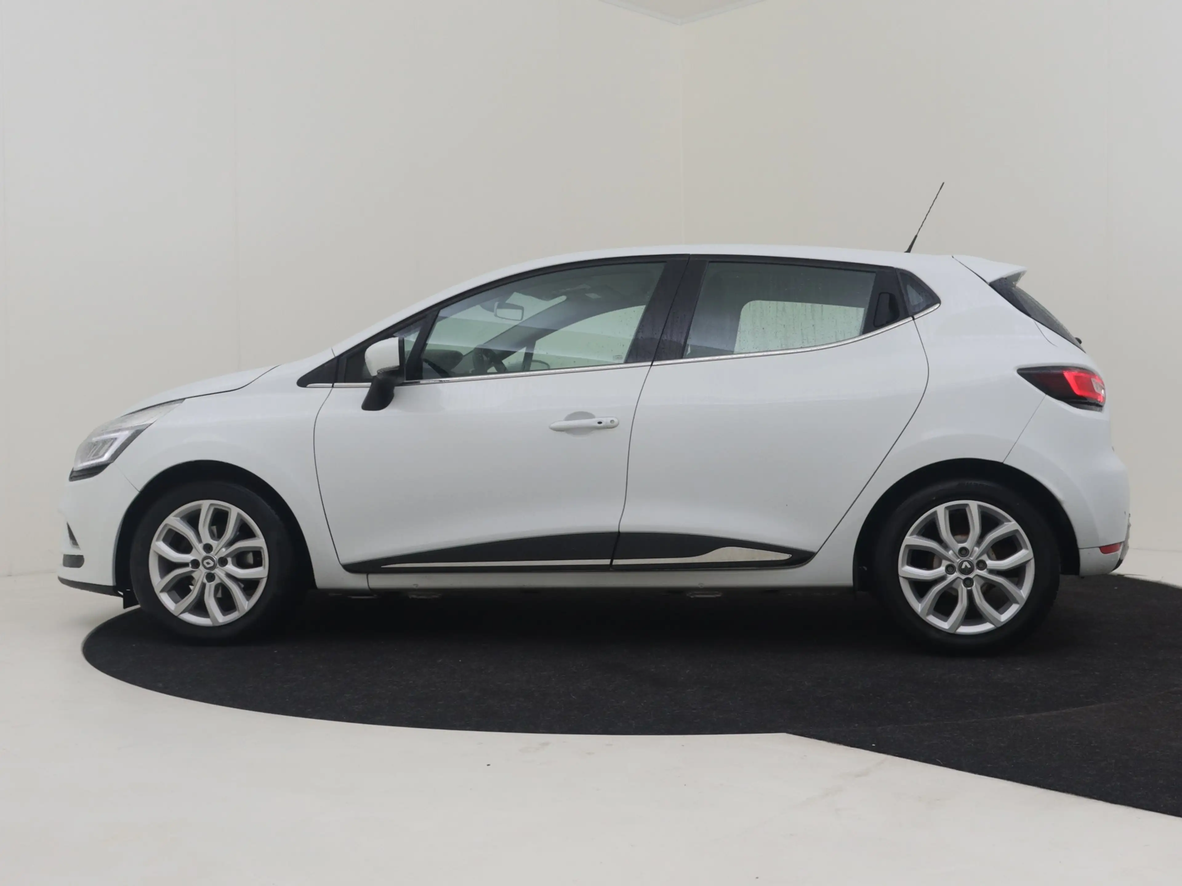 Renault Clio 0.9 TCe Intens | Dealer onderhouden | Climate cont — photo 3