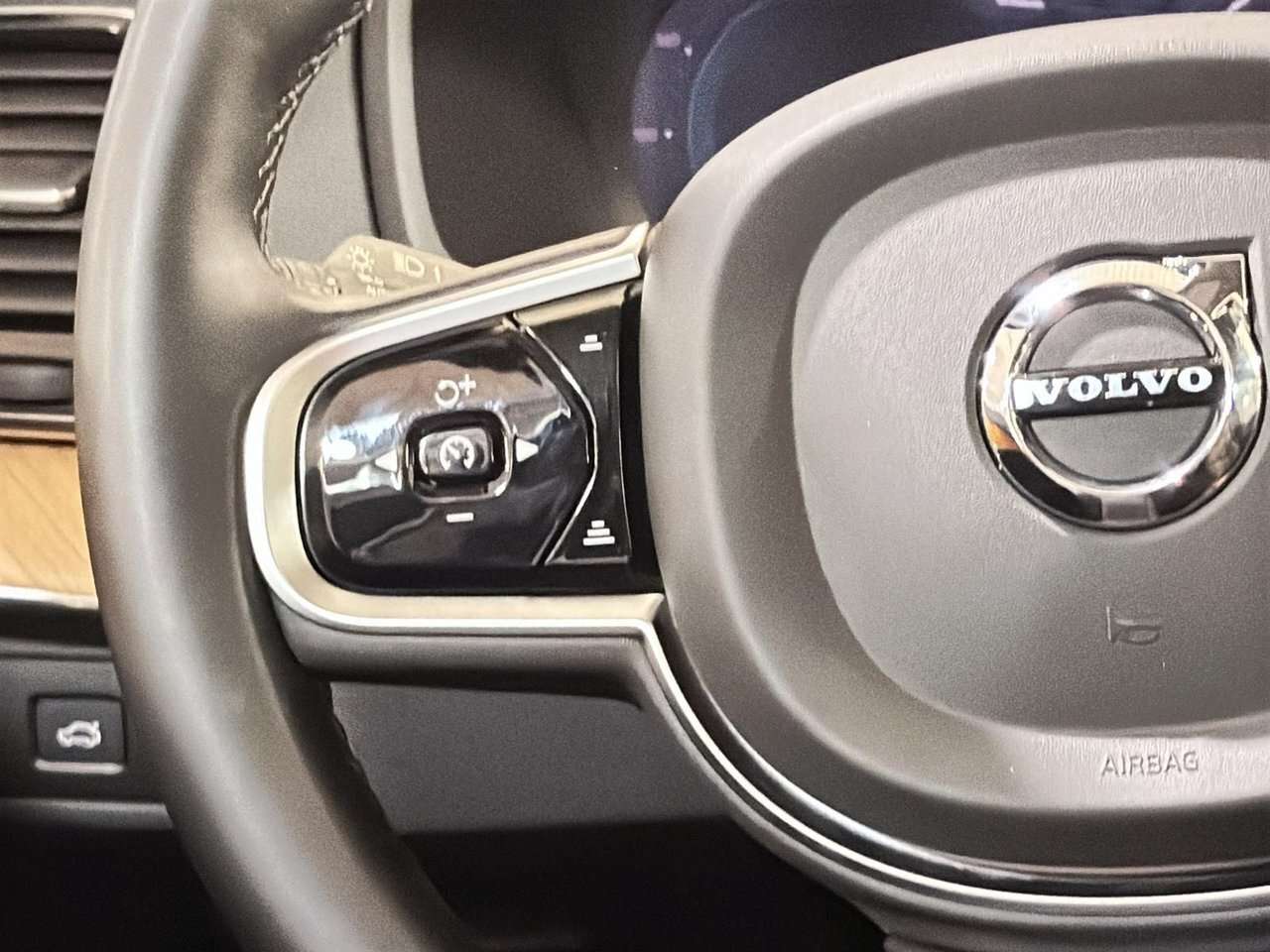 2023 Volvo XC90 Plus Dark Theme B6 AWD 7 PASSAGERS TOIT GPS CUIR 1 thumb 33