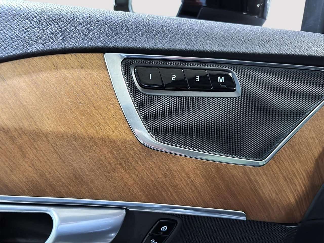 2023 Volvo XC90 Plus Dark Theme B6 AWD 7 PASSAGERS TOIT GPS CUIR 1 thumb 20