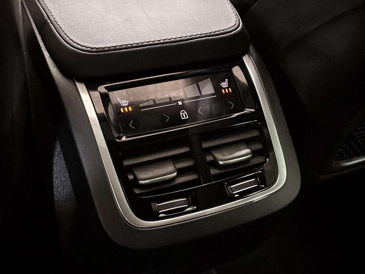 2023 Volvo XC90 Plus Dark Theme B6 AWD 7 PASSAGERS TOIT GPS CUIR 1 thumb 35