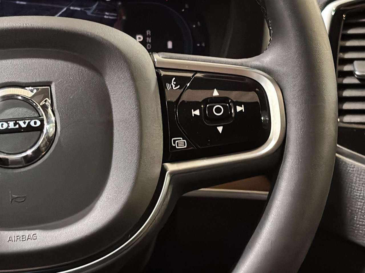 2023 Volvo XC90 Plus Dark Theme B6 AWD 7 PASSAGERS TOIT GPS CUIR 1 thumb 34