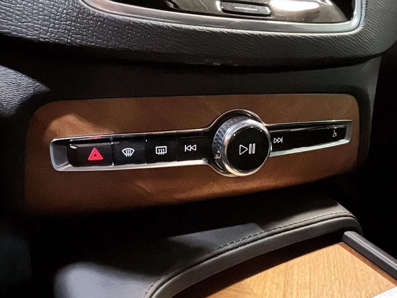 2023 Volvo XC90 Plus Dark Theme B6 AWD 7 PASSAGERS TOIT GPS CUIR 1 thumb 37