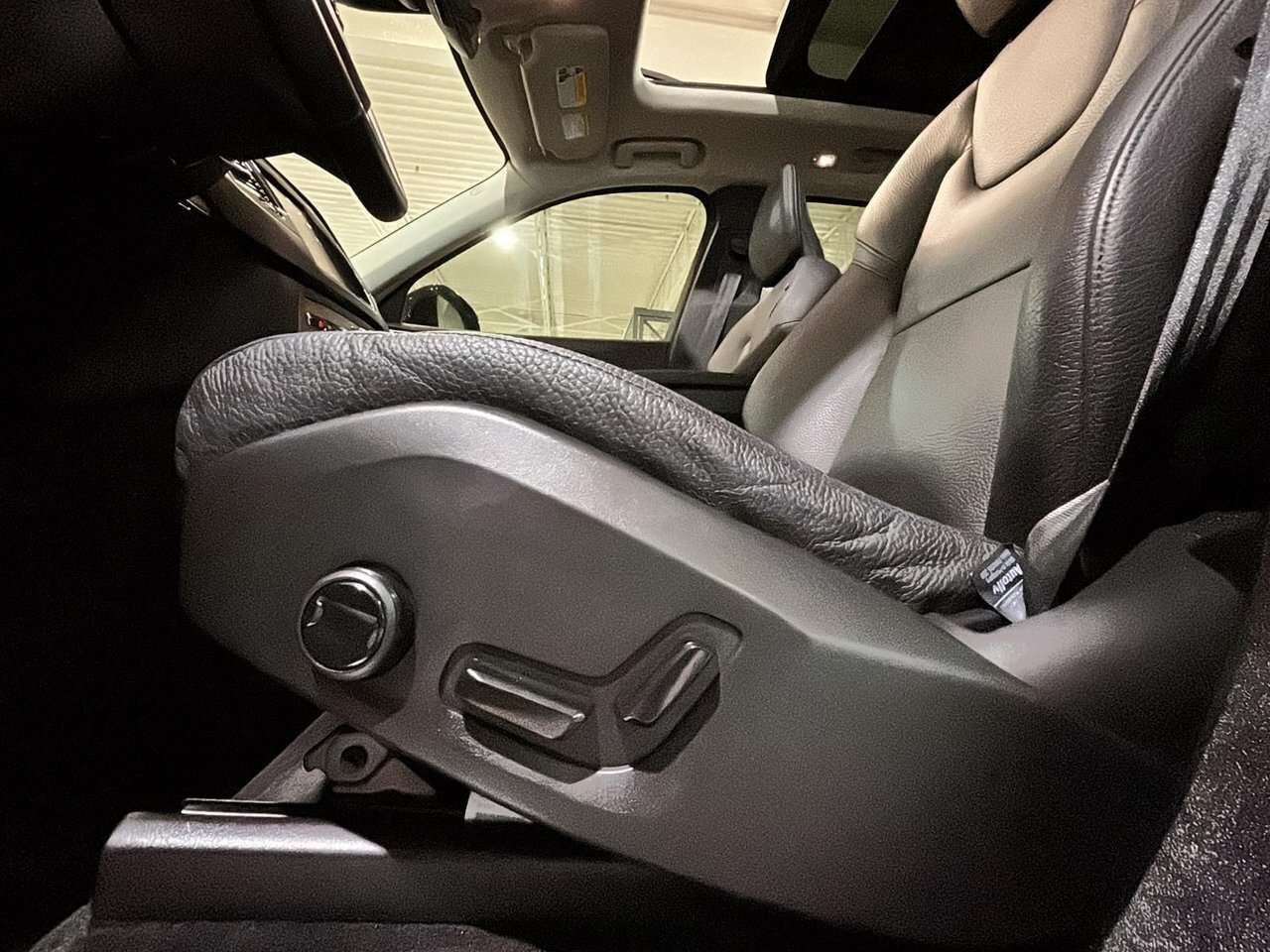 2023 Volvo XC90 Plus Dark Theme B6 AWD 7 PASSAGERS TOIT GPS CUIR 1 thumb 23