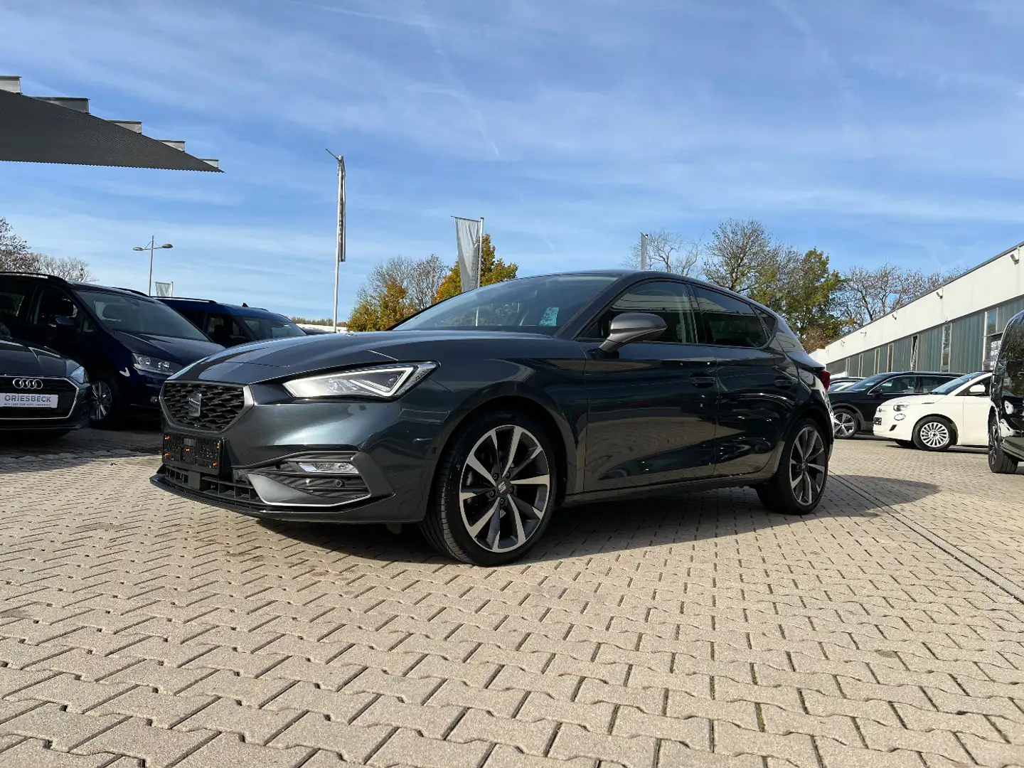 SEAT Leon 1.5 eTSI FR *LED Navi Sitzh. Kamera DAB+* Gris - 1