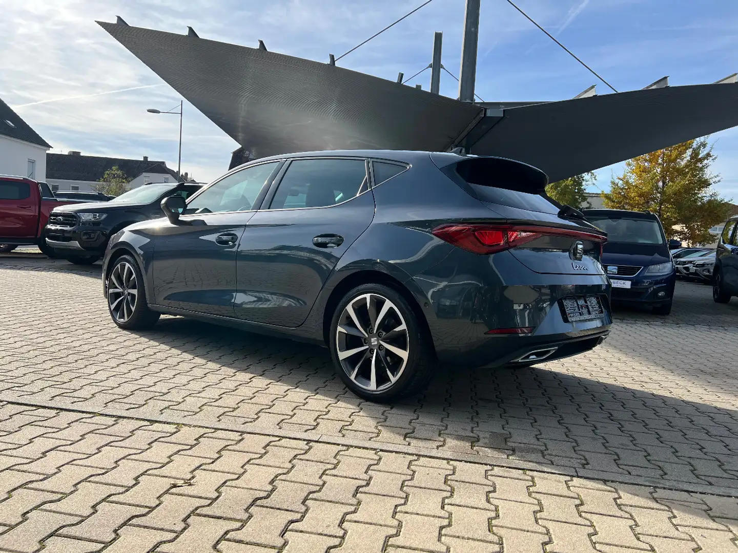 SEAT Leon 1.5 eTSI FR *LED Navi Sitzh. Kamera DAB+* Gris - 2