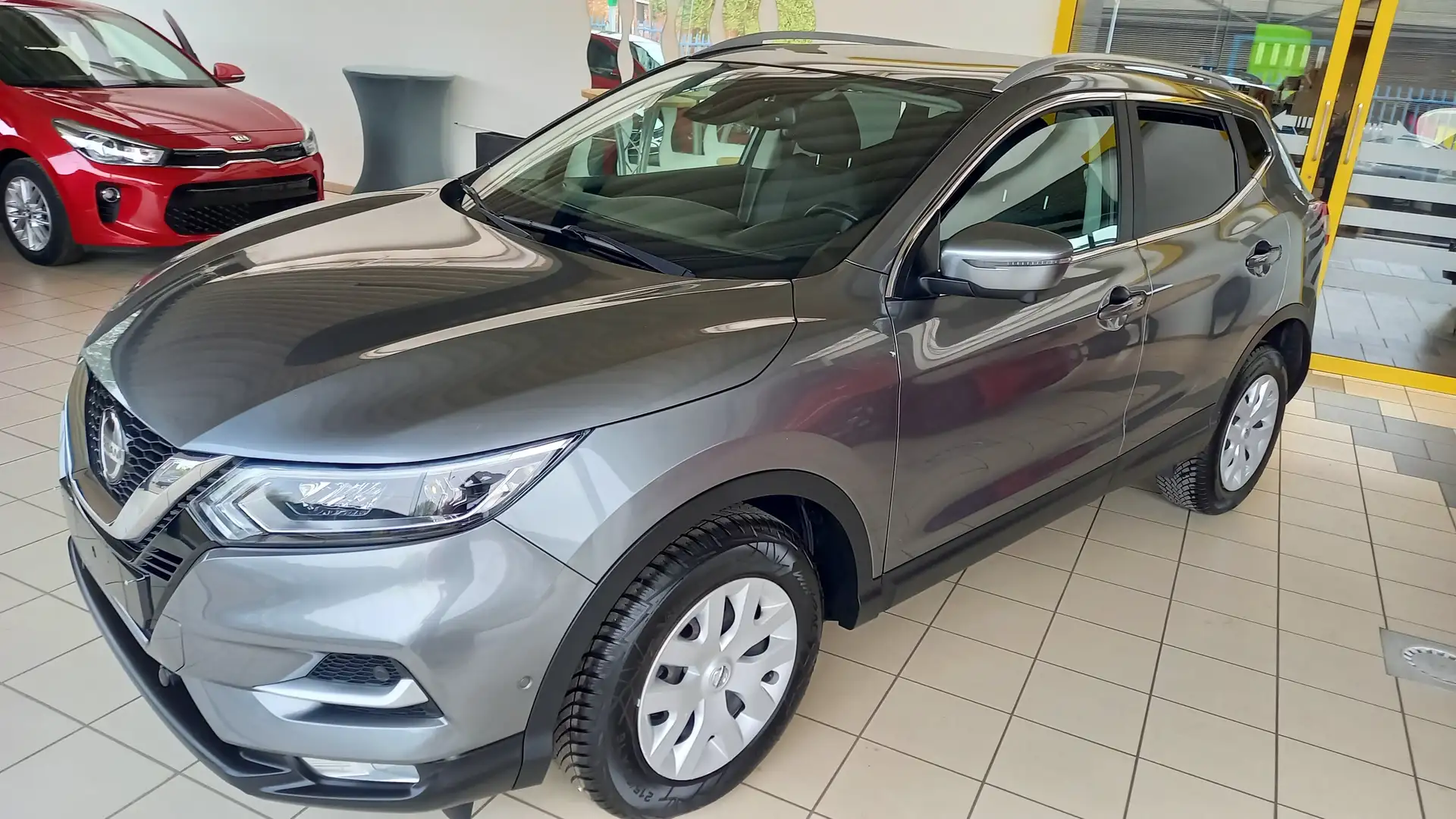 Nissan Qashqai 1.3 DIG-T Business Edition Grijs - 1