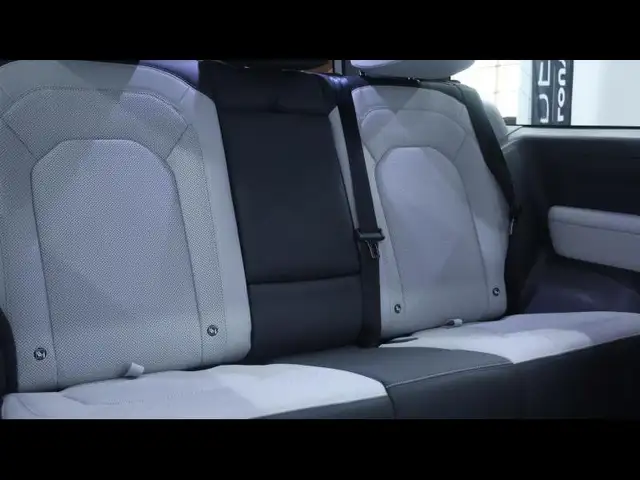 Land Rover Defender view 13