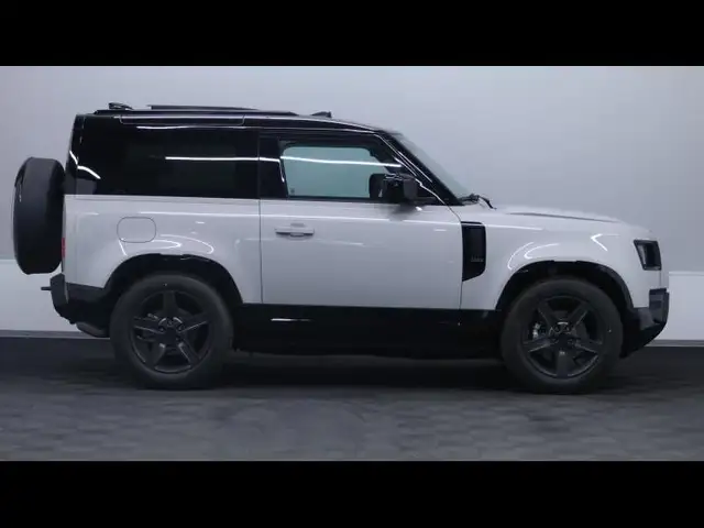 Land Rover Defender view 4