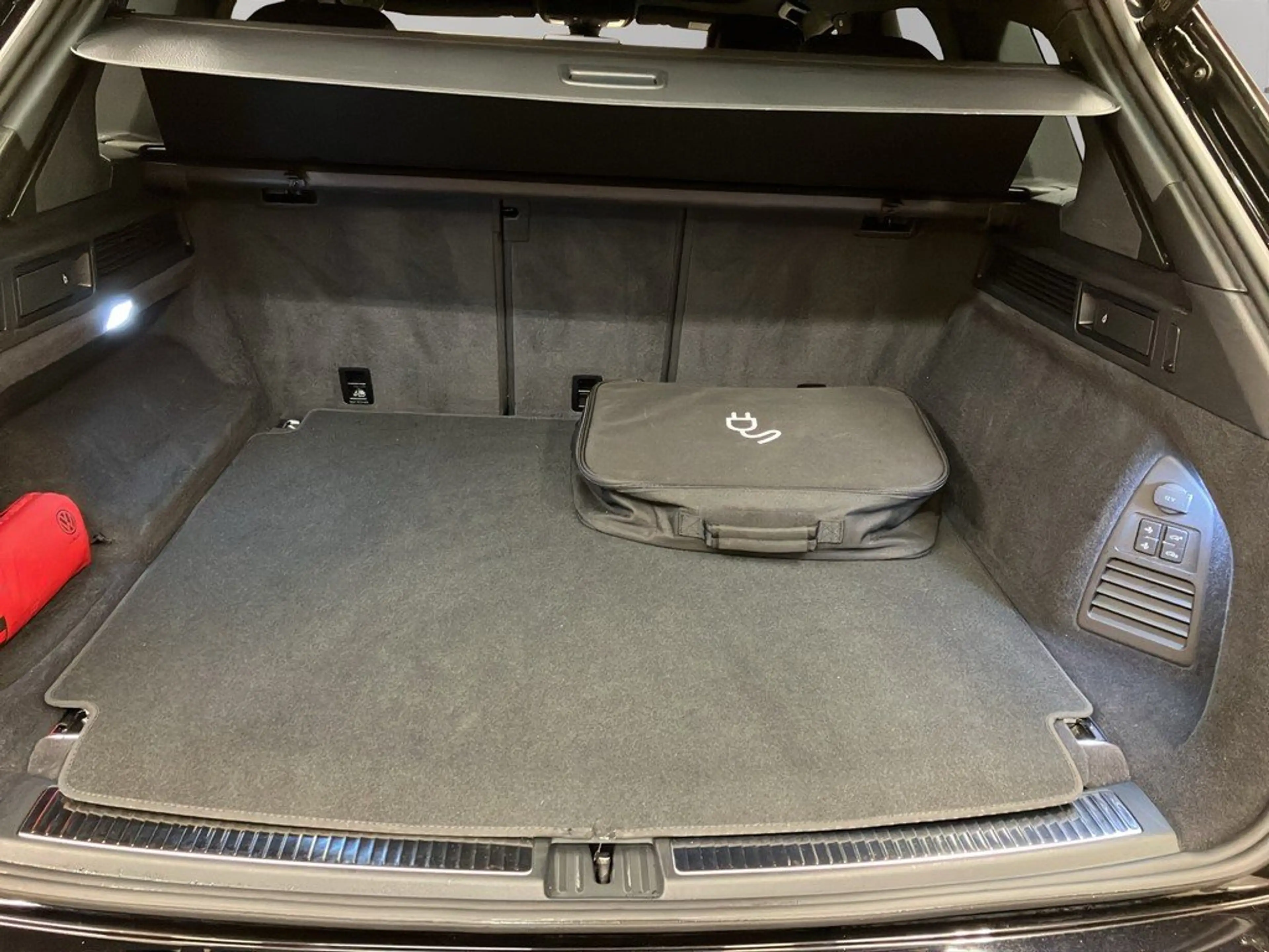 Volkswagen Touareg R 3.0 TSI 4M Automatik AHK Matrix Pano — photo 12