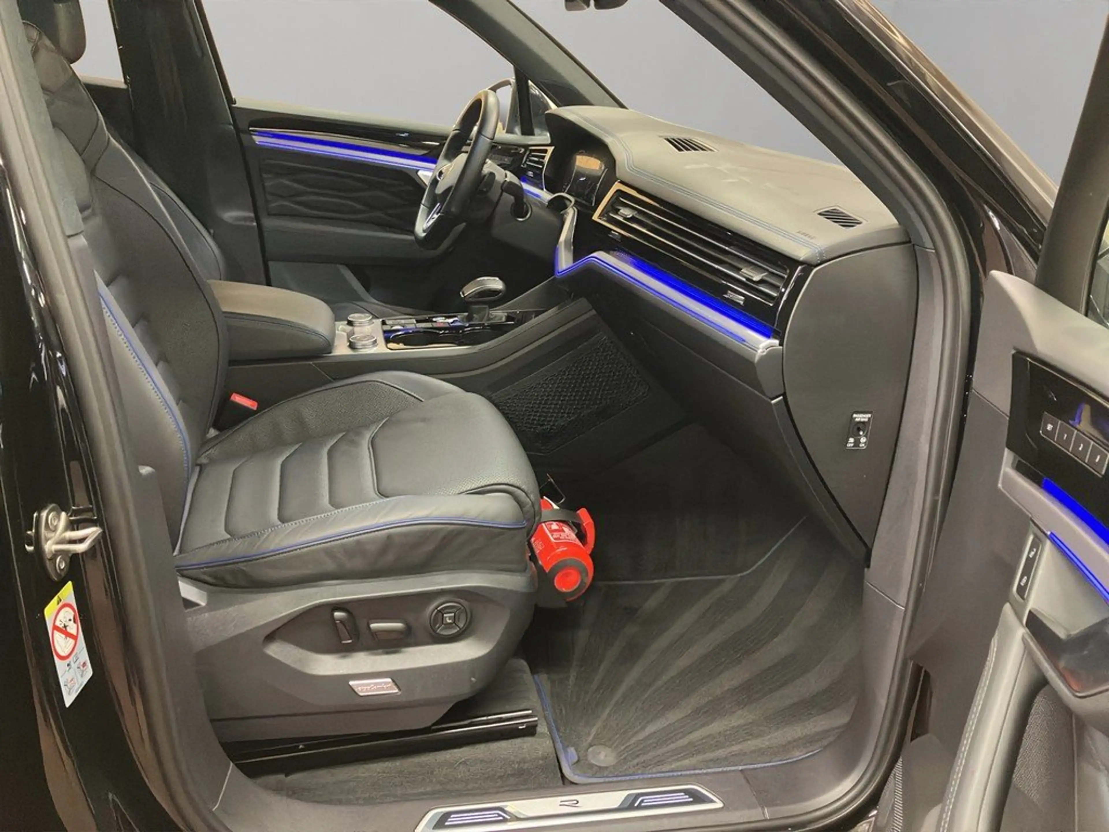 Volkswagen Touareg R 3.0 TSI 4M Automatik AHK Matrix Pano — photo 7