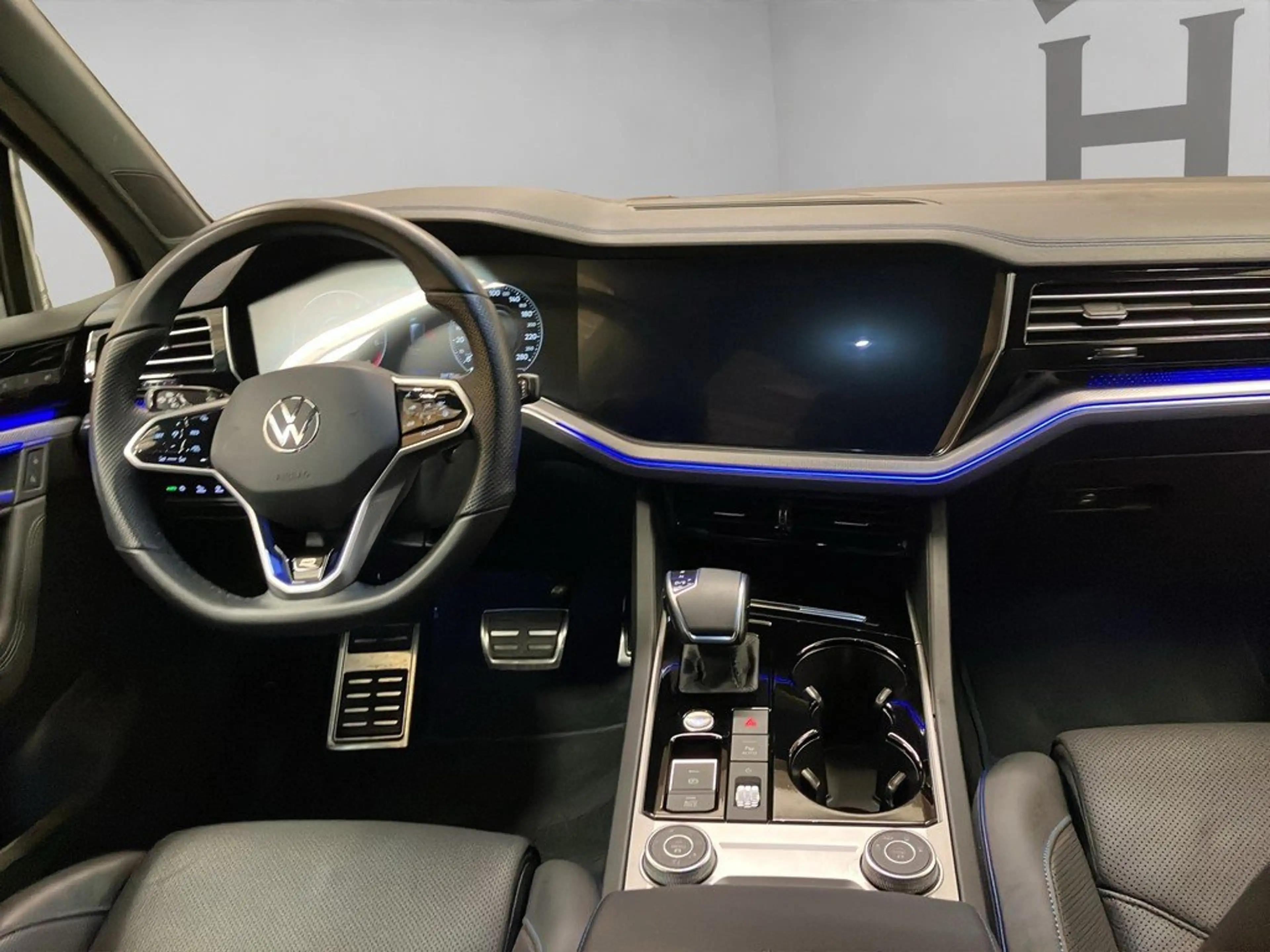 Volkswagen Touareg R 3.0 TSI 4M Automatik AHK Matrix Pano — photo 9