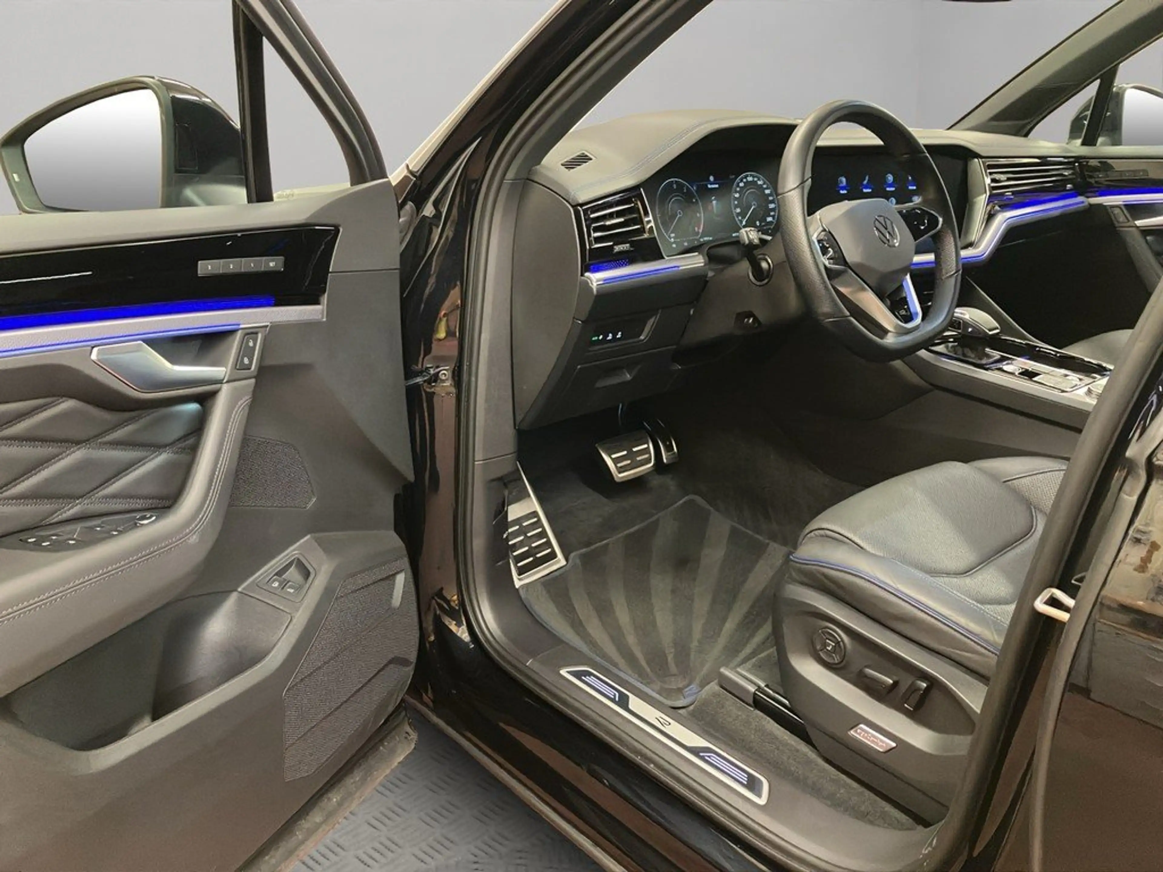 Volkswagen Touareg R 3.0 TSI 4M Automatik AHK Matrix Pano — photo 14