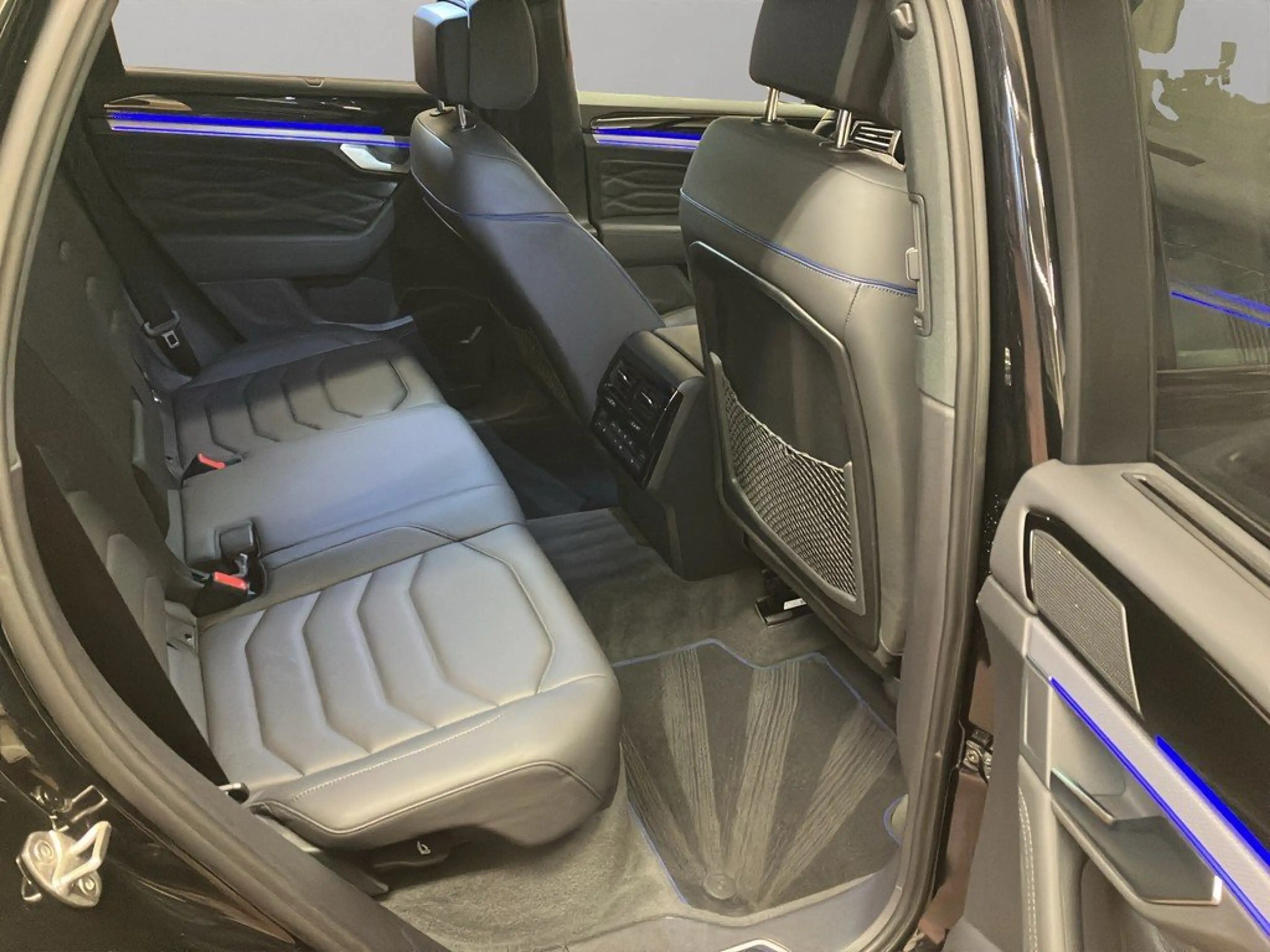 Volkswagen Touareg R 3.0 TSI 4M Automatik AHK Matrix Pano — photo 8
