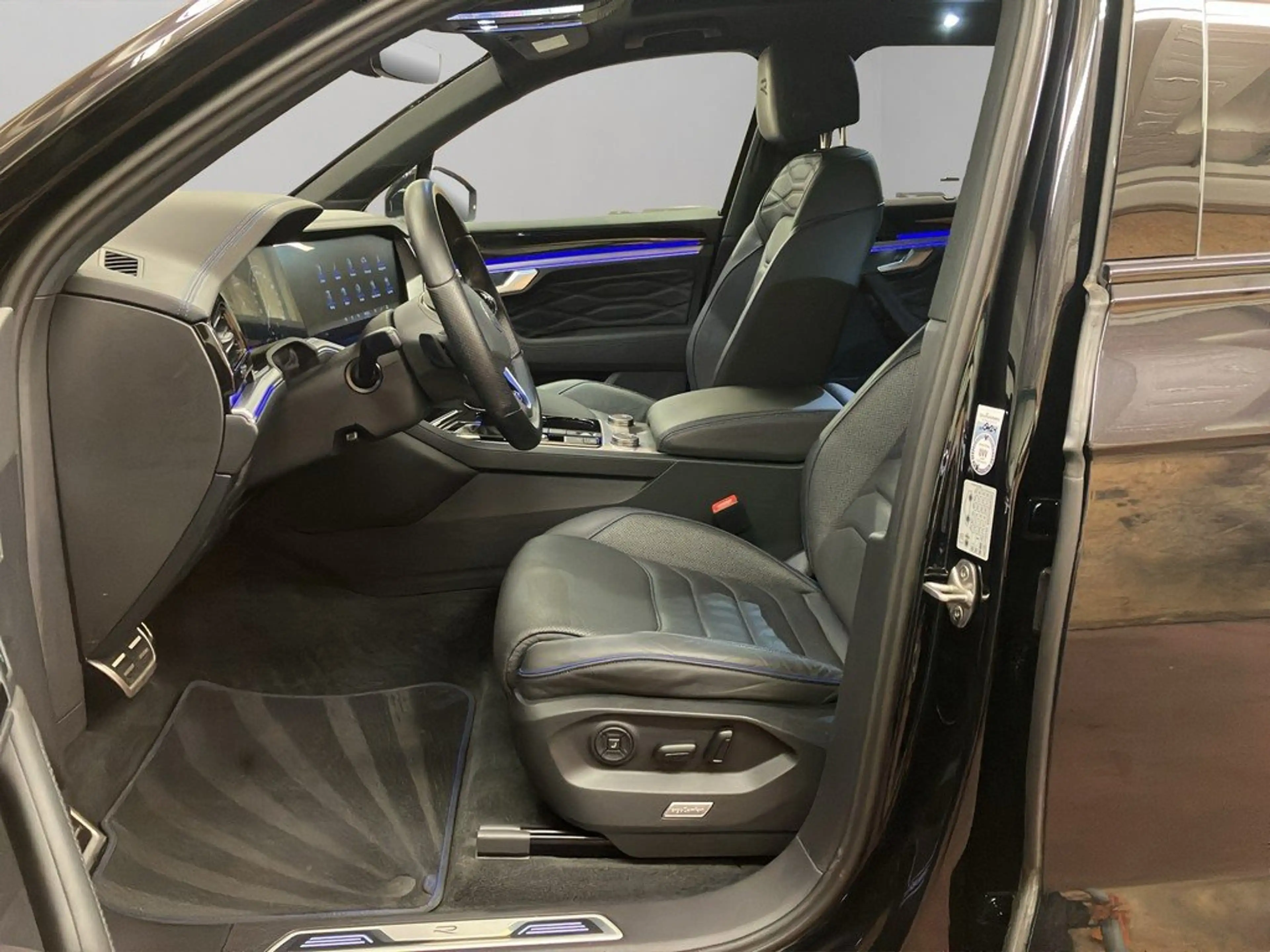 Volkswagen Touareg R 3.0 TSI 4M Automatik AHK Matrix Pano — photo 13