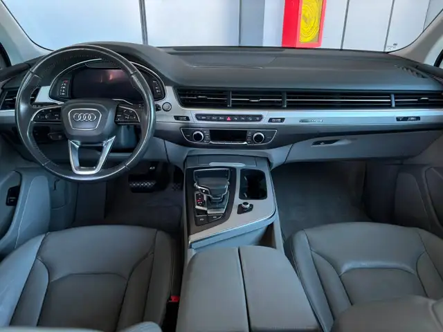 Audi Q7 view 12