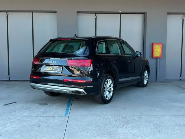 Audi Q7 view 5
