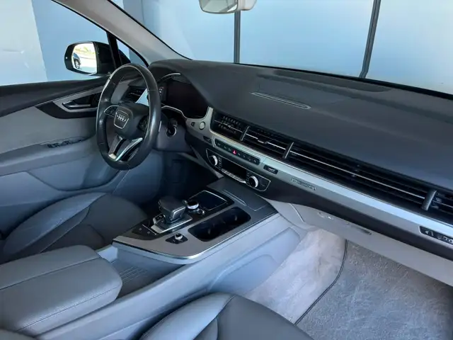 Audi Q7 view 8