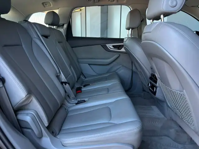 Audi Q7 view 9