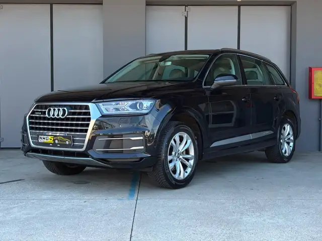 Audi Q7 view 2