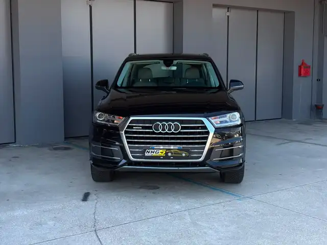 Audi Q7 view 4