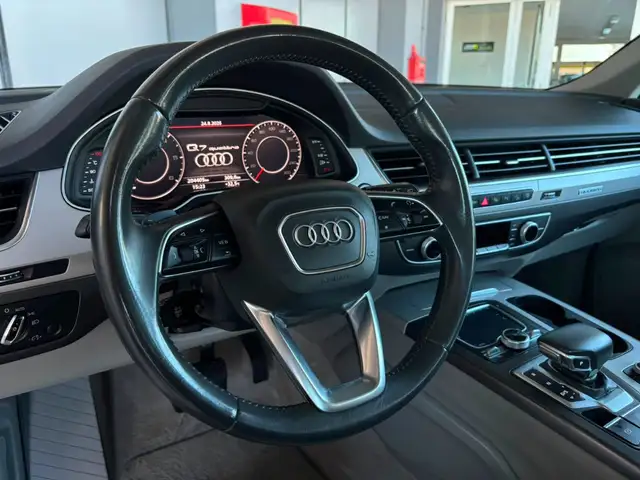 Audi Q7 view 14