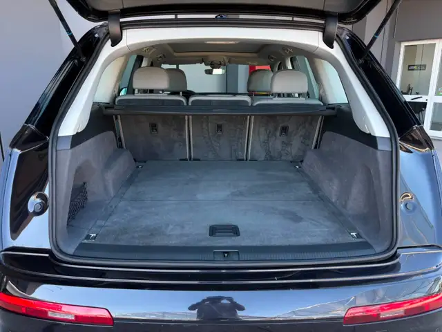 Audi Q7 view 10