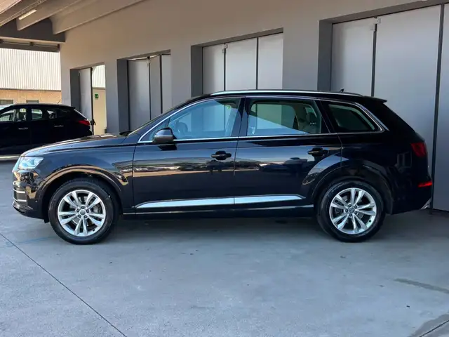 Audi Q7 view 3
