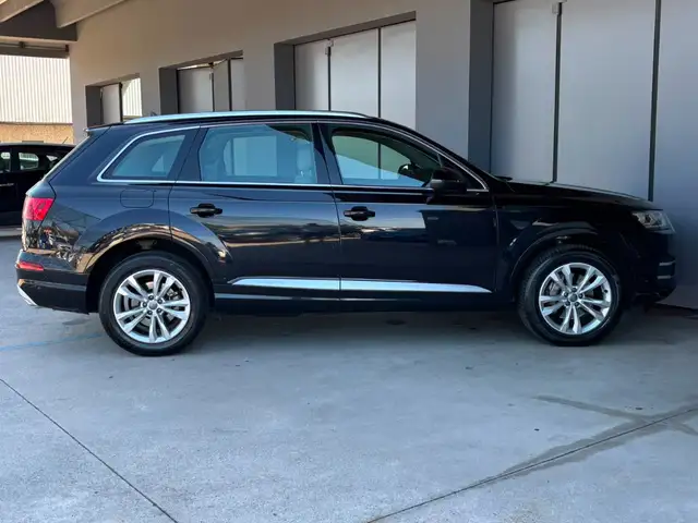 Audi Q7 view 6