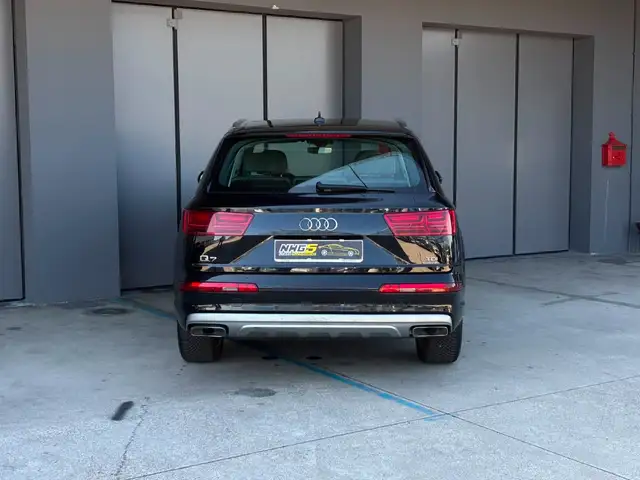 Audi Q7 view 7