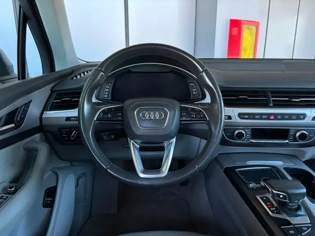 Audi Q7 view 11