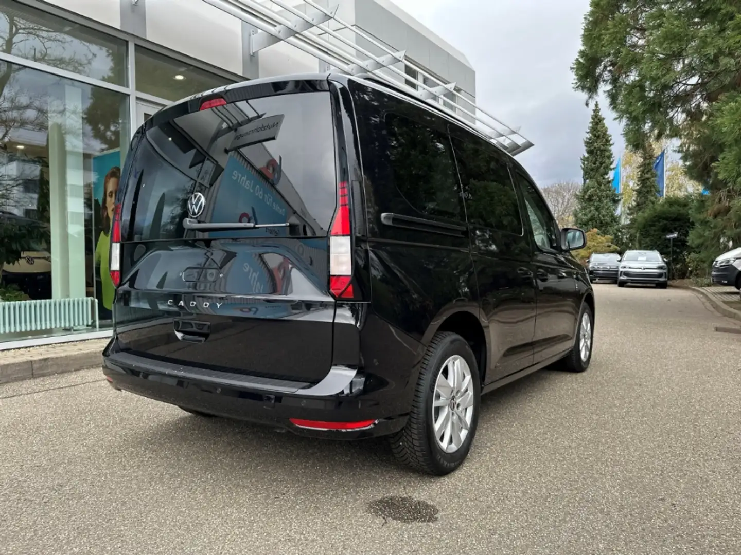 Volkswagen Caddy Life 5-Sitzer 1,5 l 85 kW TSI AHK, DSG Schwarz - 2