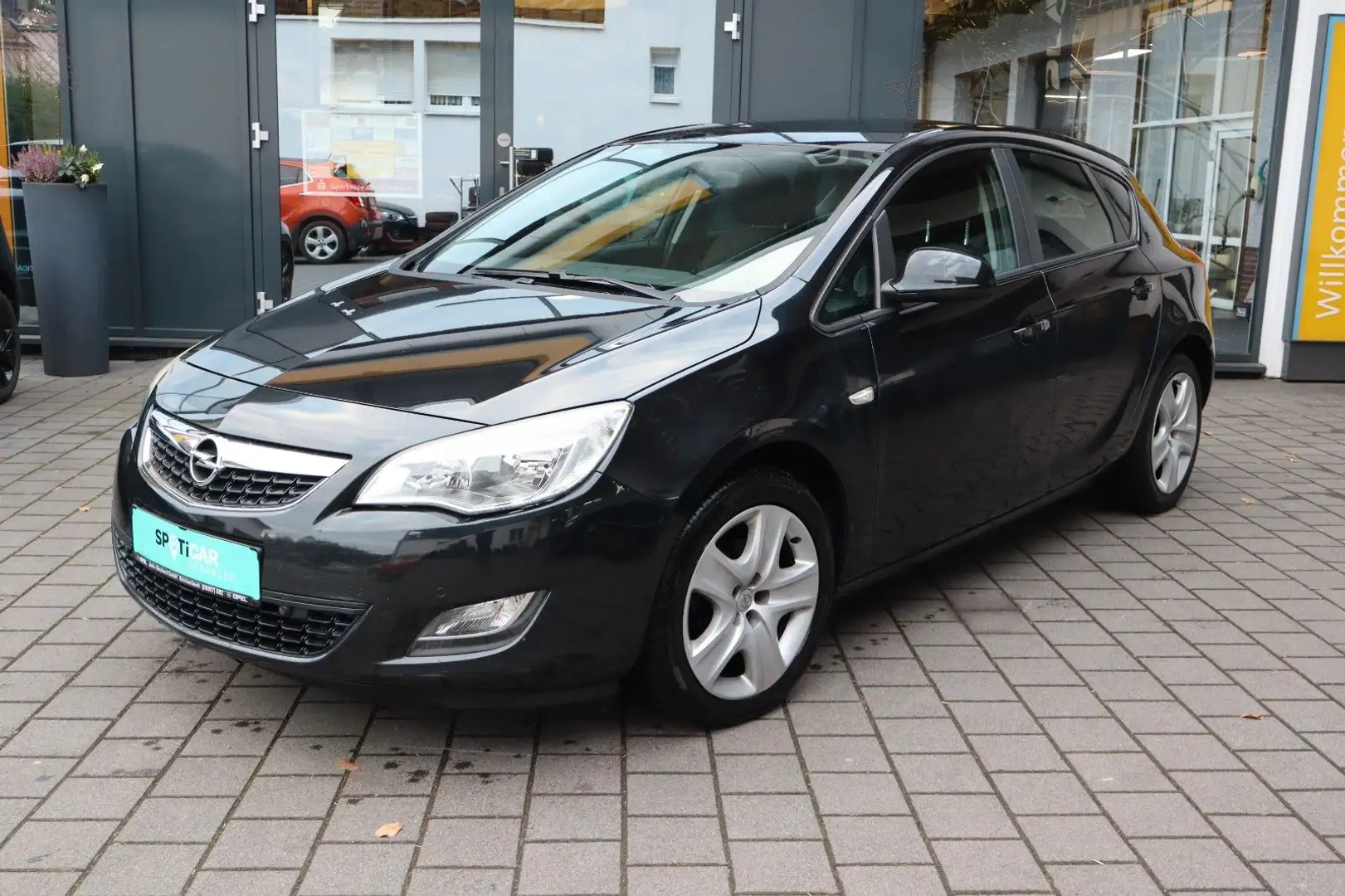 Opel Astra J Lim. 5-trg. Design Edition Zwart - 1