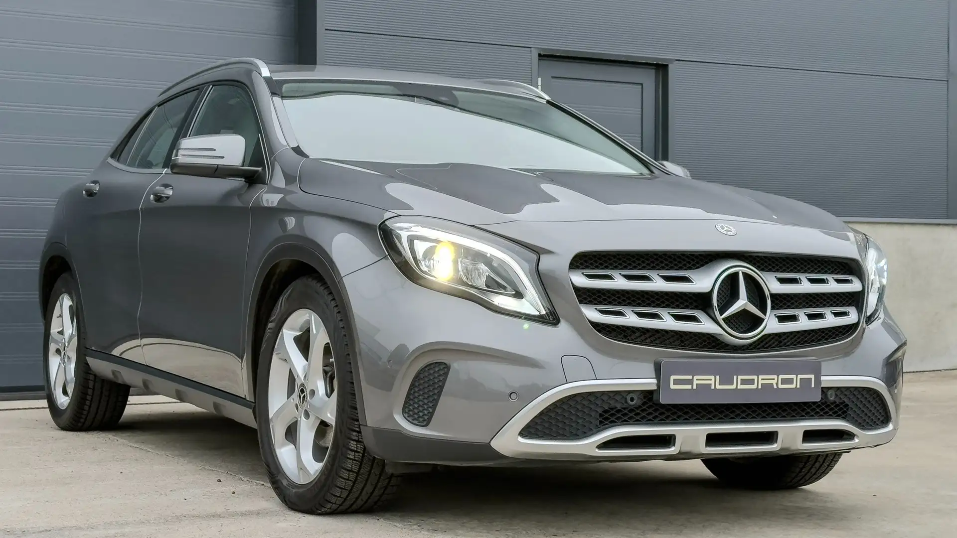 Mercedes-Benz GLA 180 180 Urban / Automaat / 122 pk / Leder / Garantie Grijs - 1