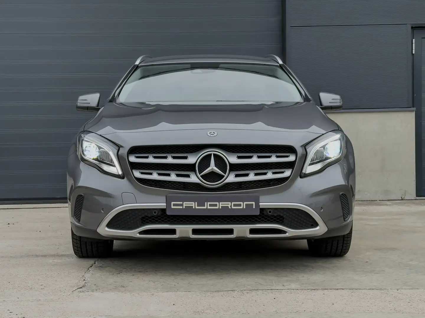Mercedes-Benz GLA 180 180 Urban / Automaat / 122 pk / Leder / Garantie Grijs - 2