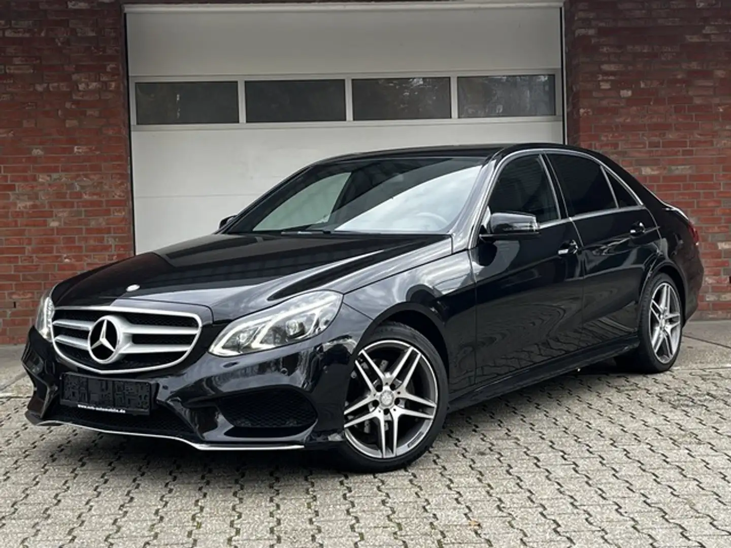 Mercedes-Benz E 200 AMG Leder LED PDC Navi Schwarz - 1