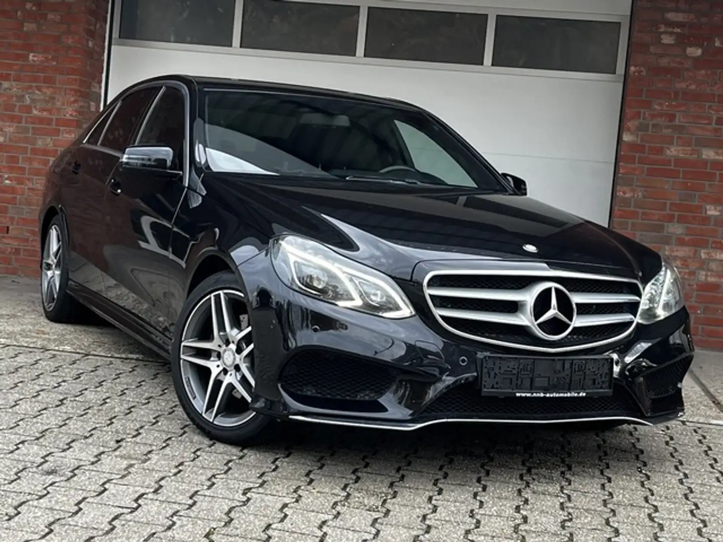 Mercedes-Benz E 200 AMG Leder LED PDC Navi Schwarz - 2
