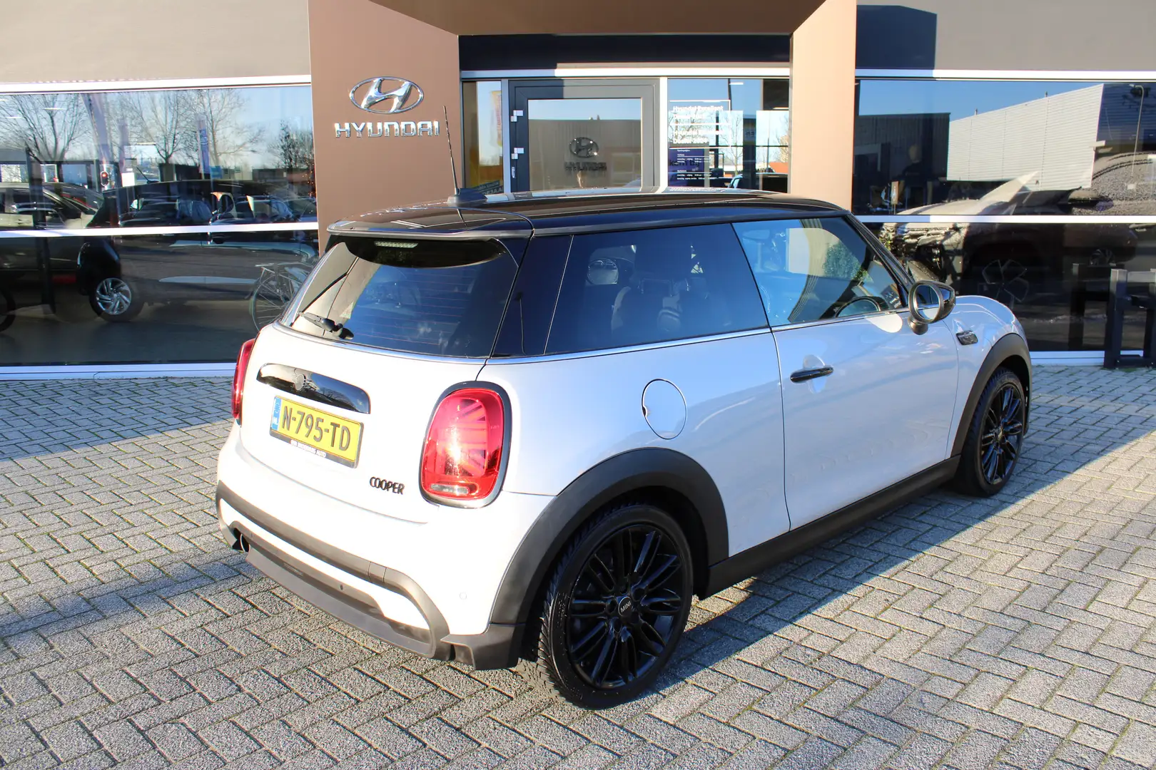 MINI Cooper Mini 1.5 Business Edition | Zwart dak | Cruise Con Blanc - 2