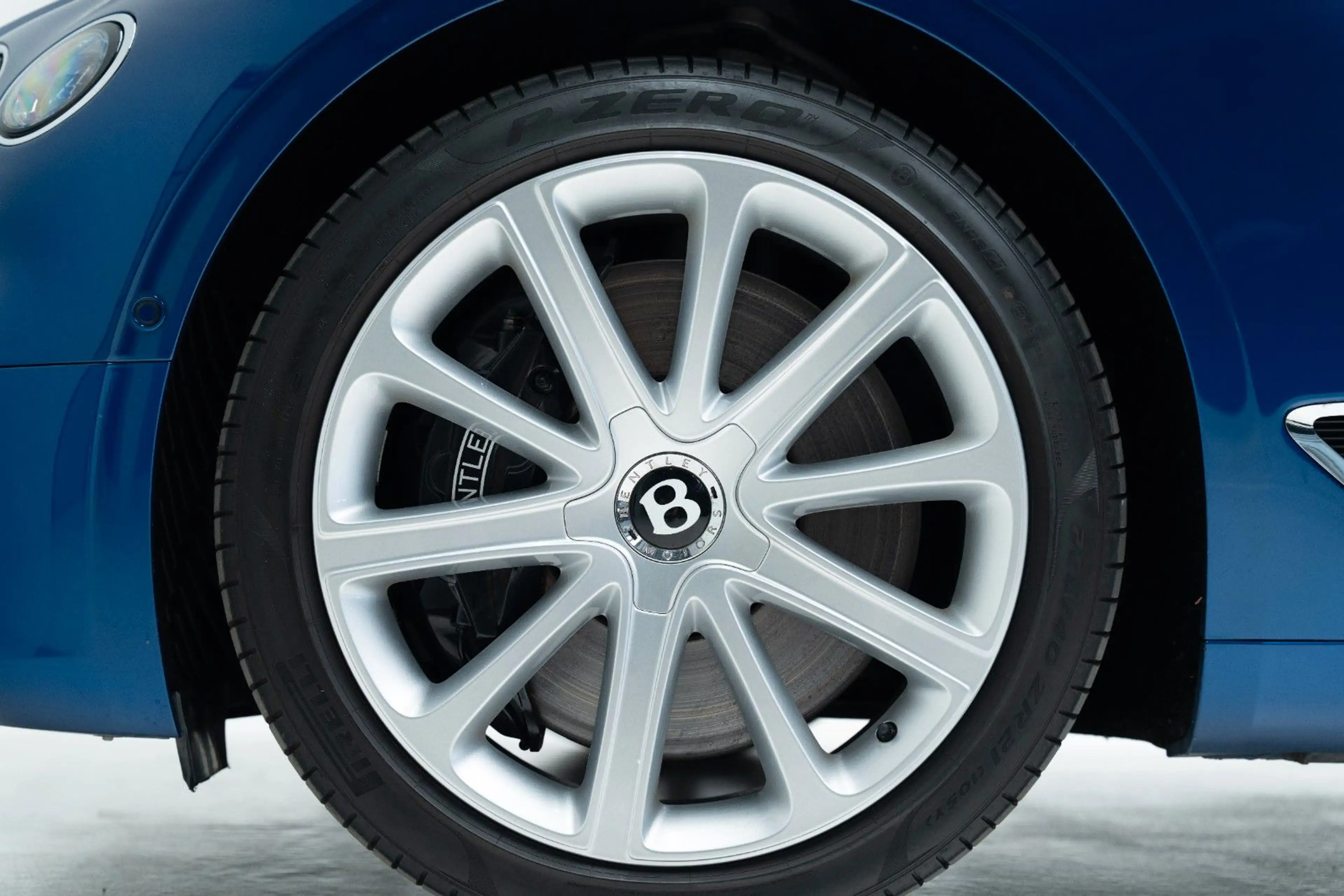 Bentley Continental GT 6.0 W12 — photo 15