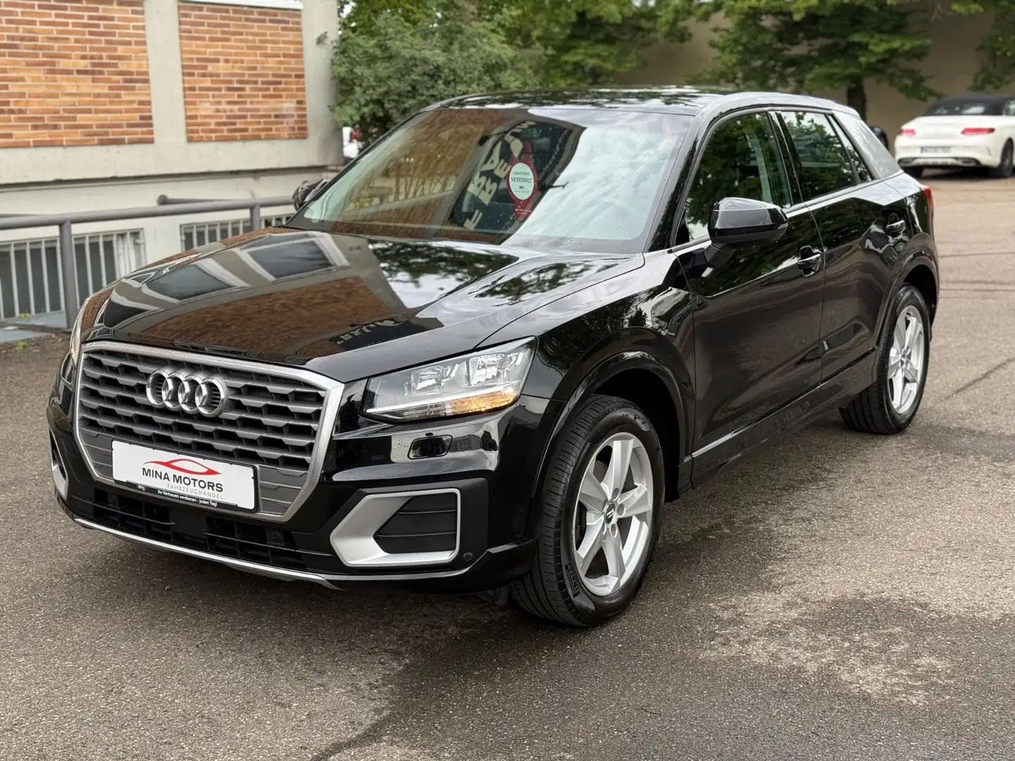 Audi Q2 30 TFSI sport Schwarz - 1