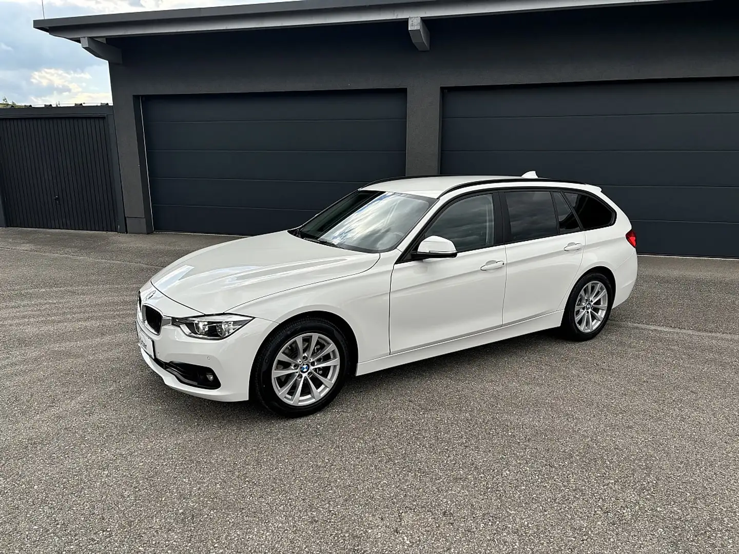 BMW 318 i Touring Aut., Navi, Sitzheizung, HiFi, FA, Pa... Weiß - 1