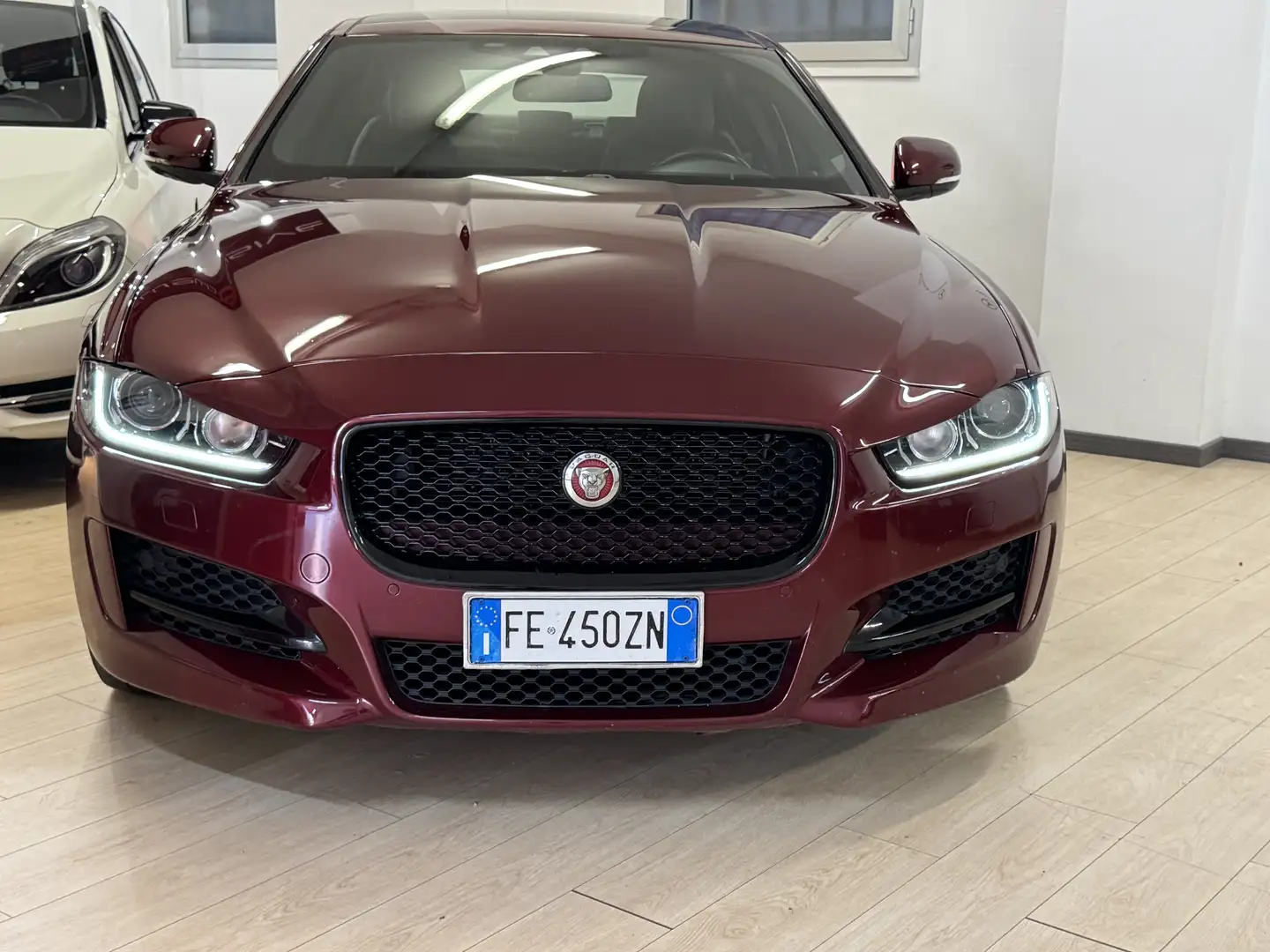 Jaguar XE 2.0d Portfolio 4x4 180cv Aut-Tetto-IvaEsp-Splendid Rosso - 2