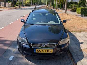 V50 2.4i Momentum