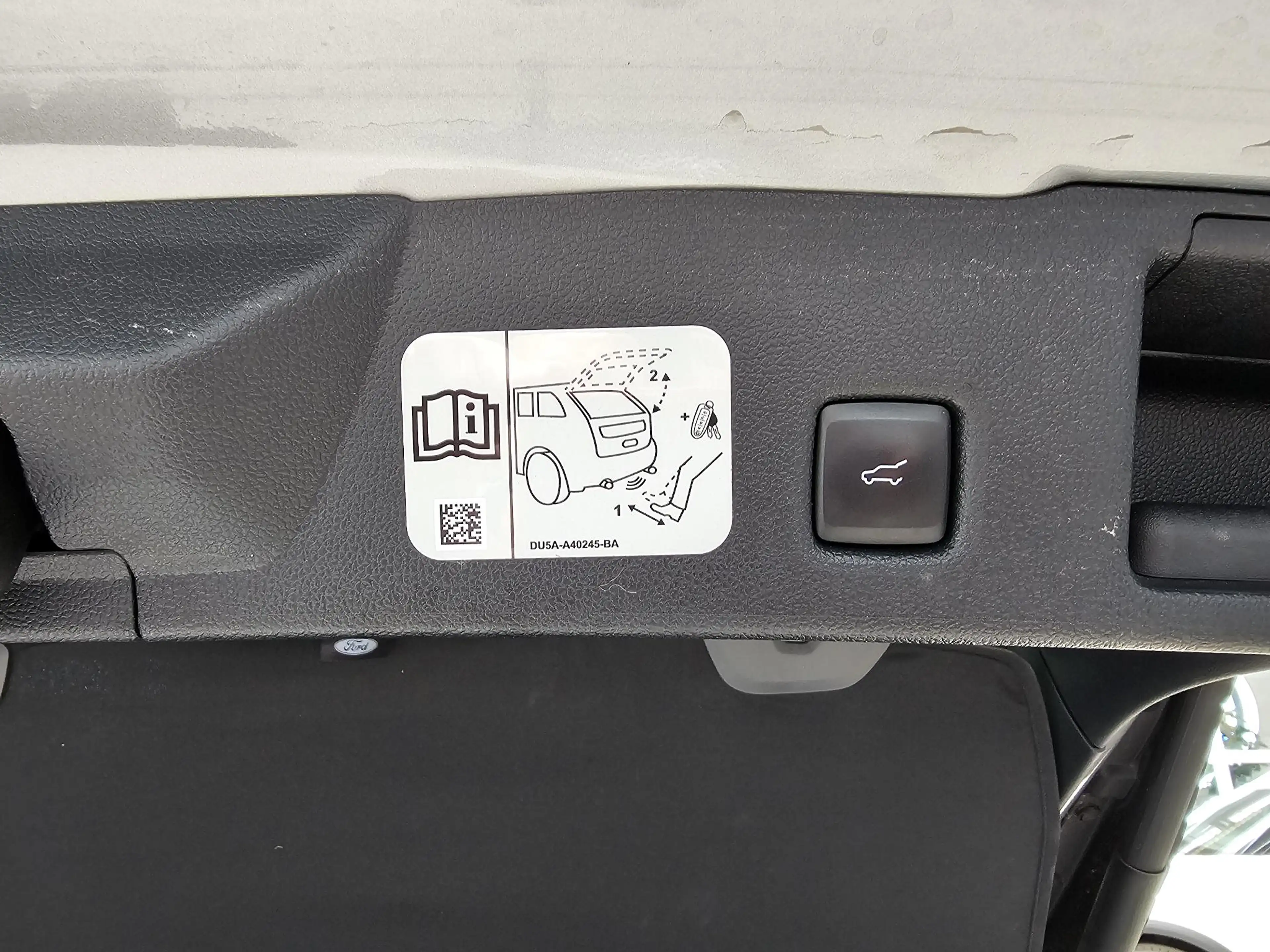 Ford Kuga 2.5 PHEV ST-Line X — photo 6