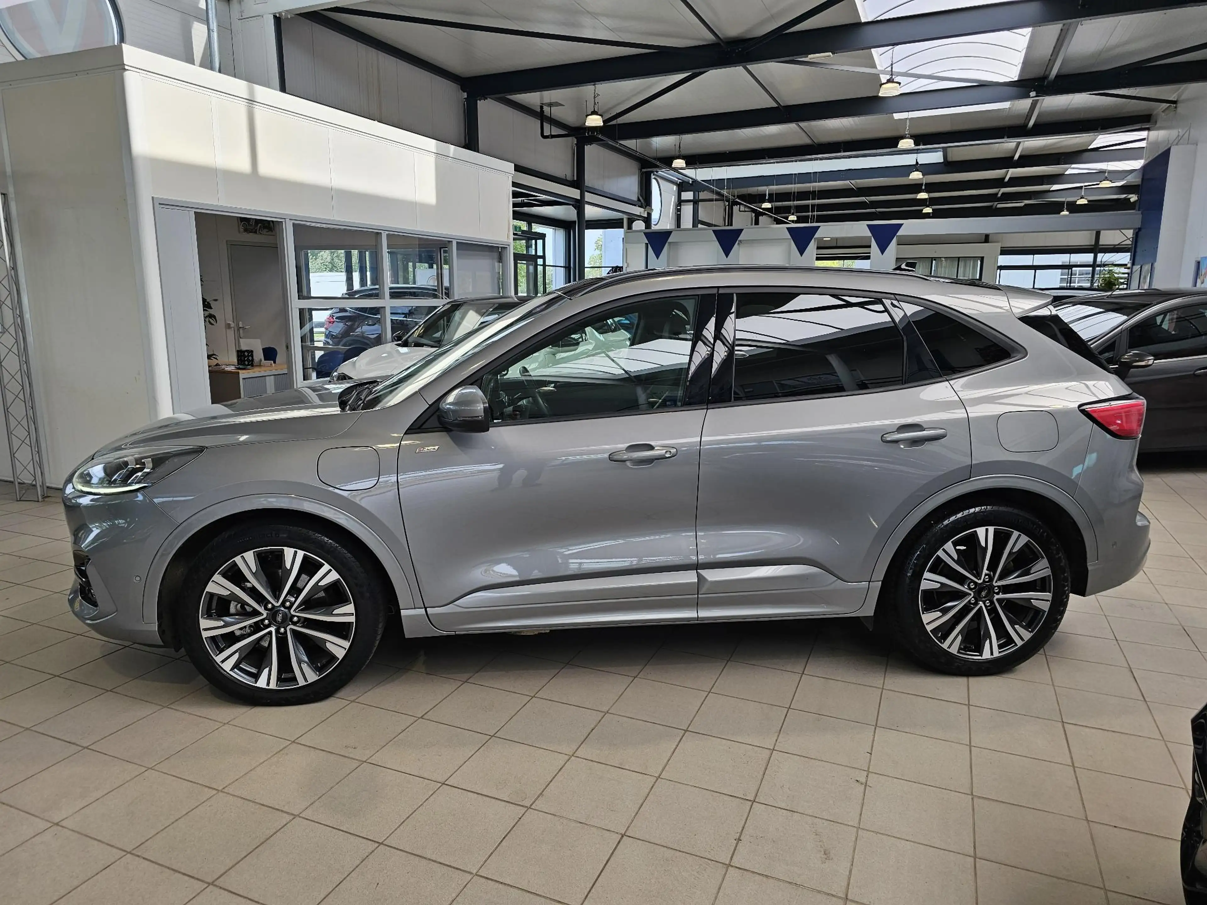 Ford Kuga 2.5 PHEV ST-Line X — photo 9