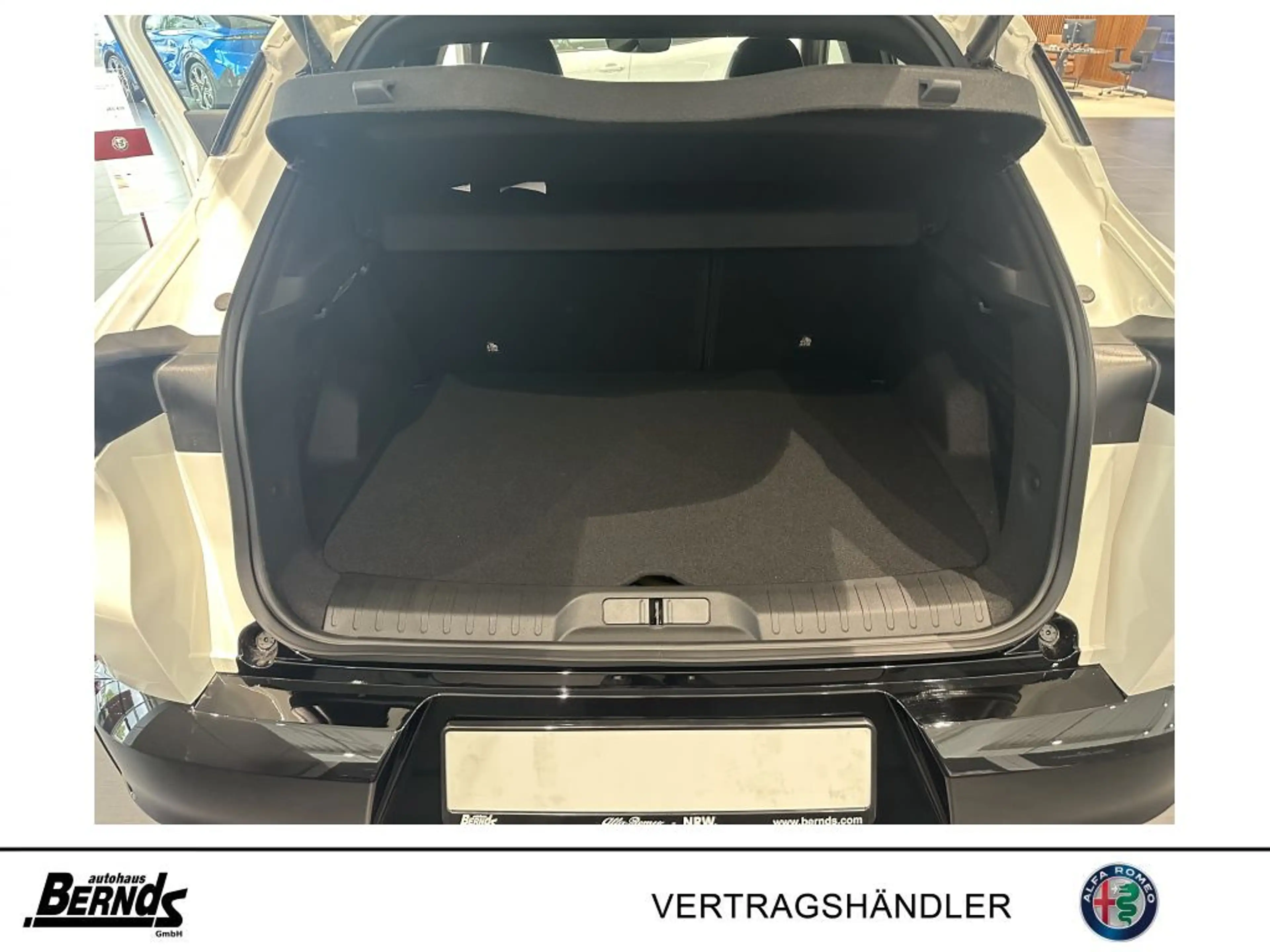 Alfa Romeo Junior 1.2 VGT Ibrida Sport Speciale ohne Tech Paket — photo 8